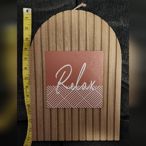 PINKISH RED WOOD HOME DECOR. 4 ITEMS. 2 PROPAGATION STANDS, 2 SIGHS - Picture 6 of 7